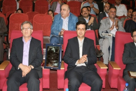 مدیر عامل وقت ایرانول؛دکتر کاسه چی در همایش کارگران و کارفرمایان نمونه